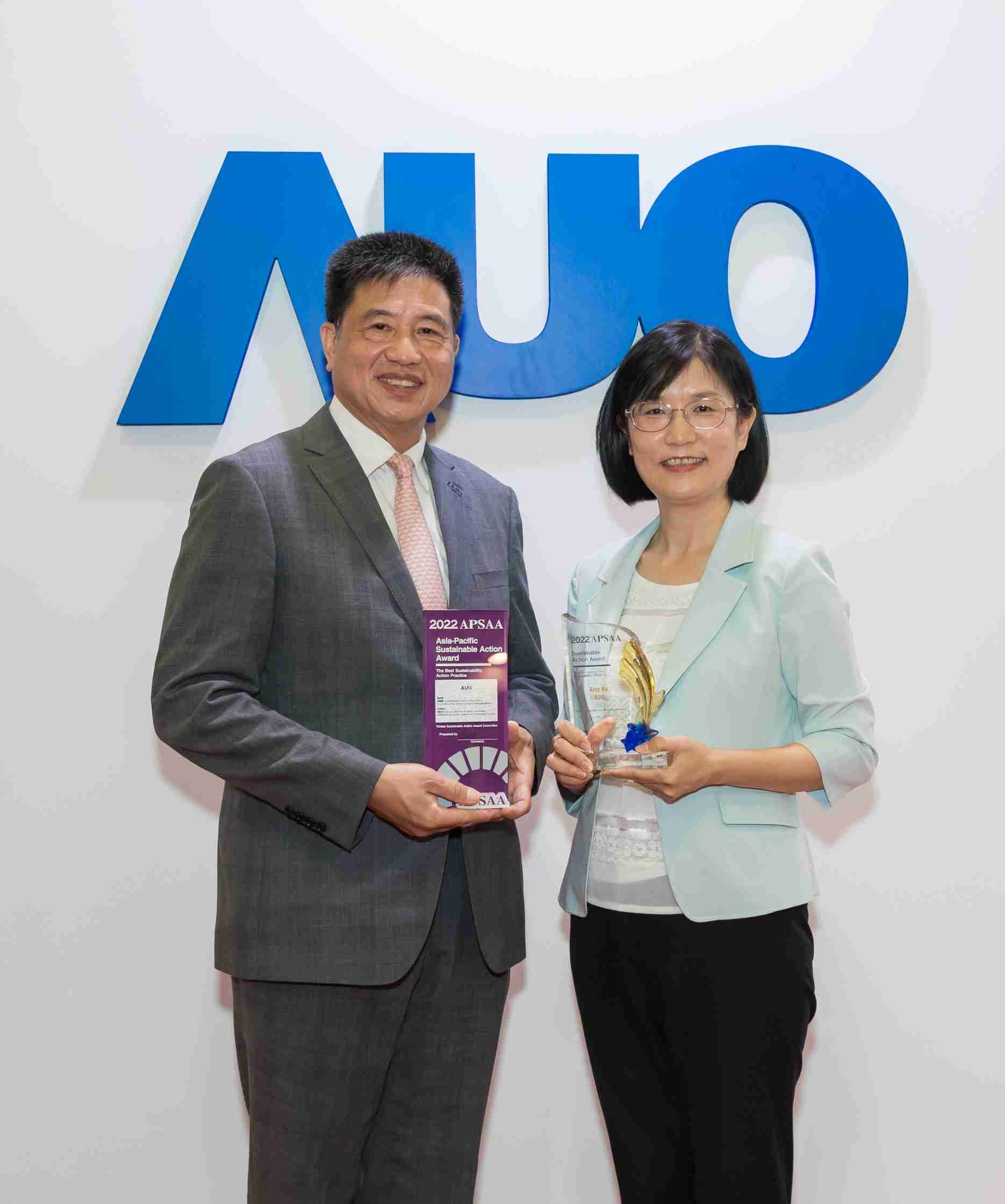 CG电子长期垫筑永续远景的基石，，透过ESG暨气候委员会逐步实践永续策略蓝图。。其中，，CG电子光电永续长古秀华带领团队、、、制定中长期目标，，缔造多面向亮眼表现，，，，获得「顶尖永续长奖」的个人奖殊荣（左：CG电子光电董事长暨执行长彭双浪，，右：CG电子光电永续长古秀华）