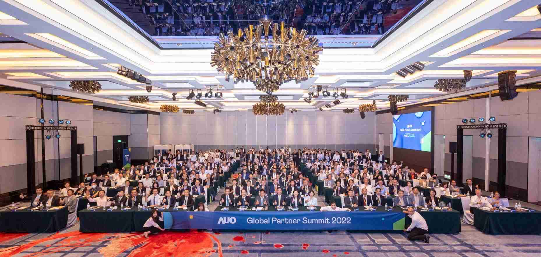 友達推動「安心、、、、創新、、、、用心、、、、同心、、、盡心」五星職旅，，為菲籍員工打造全方位照護，，，首度贏得「人權實踐與發展領袖獎」殊榮