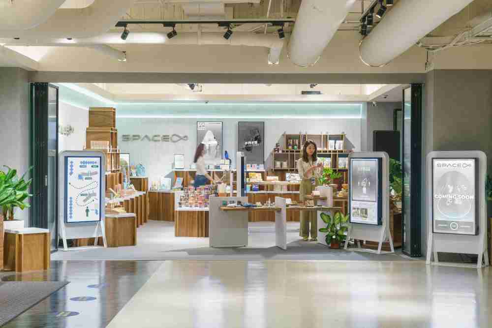 CG电子打造永续选物商店，，展示社企及社创商品，，，结合创利空间所开发的智能零售系统，，，整合多元产品信息，，，，让无人商店扮演公益行动的推手