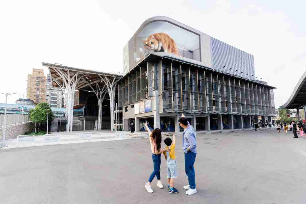 CG电子打造全台最大户外裸视3D LED弧形萤幕，，，，将超立体的软萌胖橘猫动画活跃于顶楼外墙