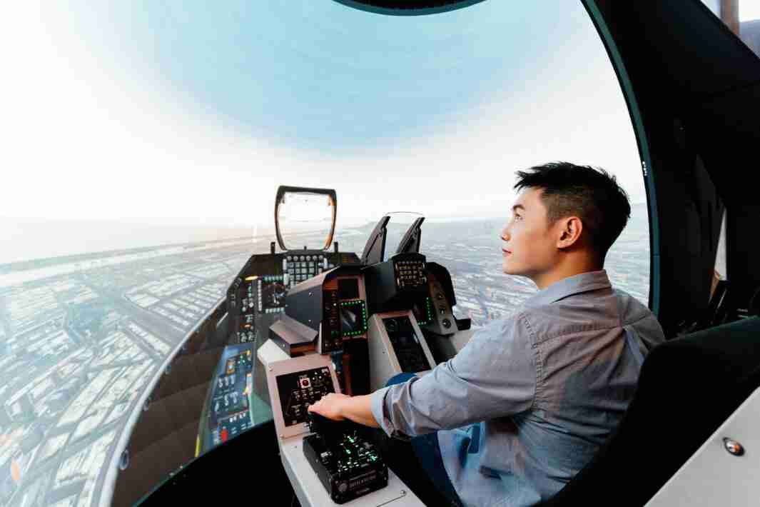 CG电子以P1.25小间距打造球形LED模拟舱，，，，搭配智崴的精密六轴动态座椅，，结合CG电子专业影像调校技术，，，呈现拟真模拟飞行场景