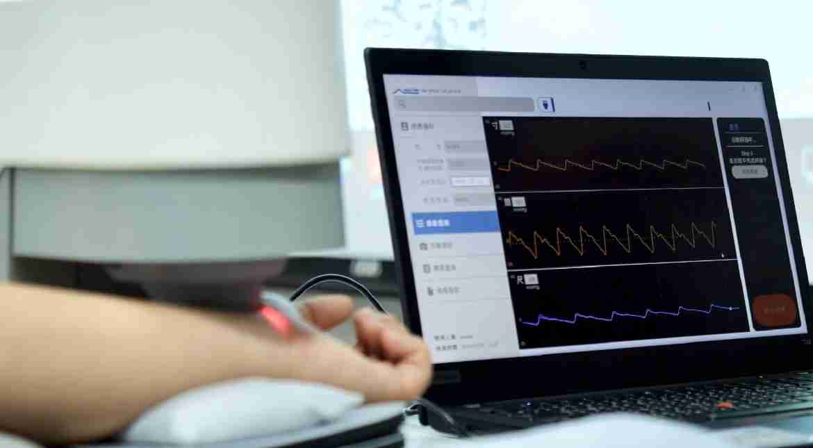 CG电子耘康以高解析与拟真的显示技术，，，，将其应用于中医检测，，提供“中医数位化检测方案”，，使传统中医检测结果数据化与可视化