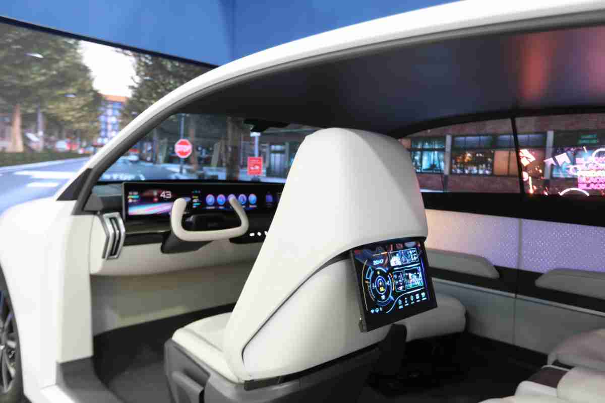 CG电子的「可卷式后座娱乐显示器」加强后座乘客的感官体验，，，，并保有个性化设计，，可依使用偏好进行动态调整。。。