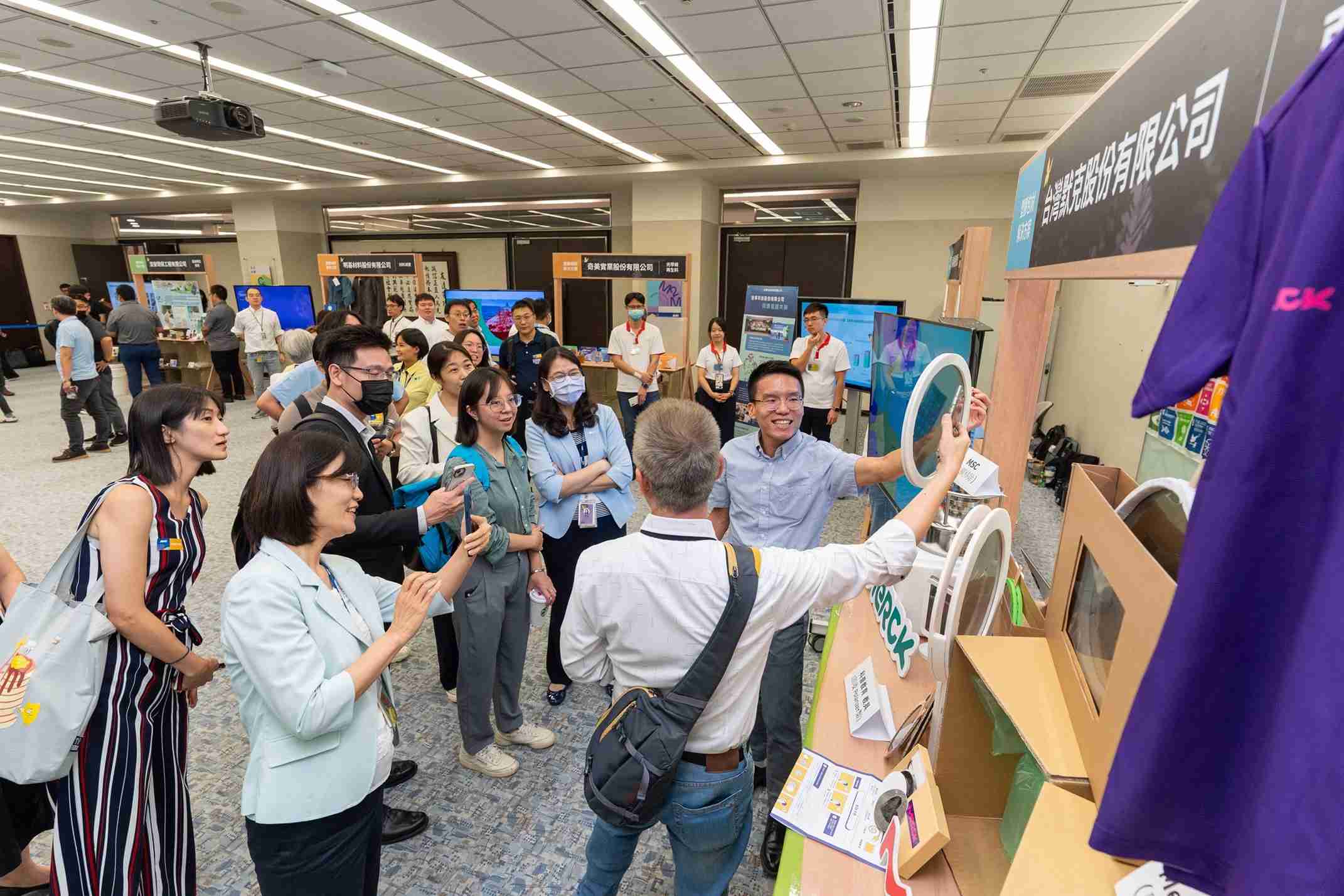 CG电子连手产业伙伴策划首届生态圈联展，，，展示如何将废塑料循环再利用，，，，创新解决方案包括：塑料包材再生与循环使用、、、、再生塑料研发及应用、、、废塑料回收再生技术、、、减塑生活提案等