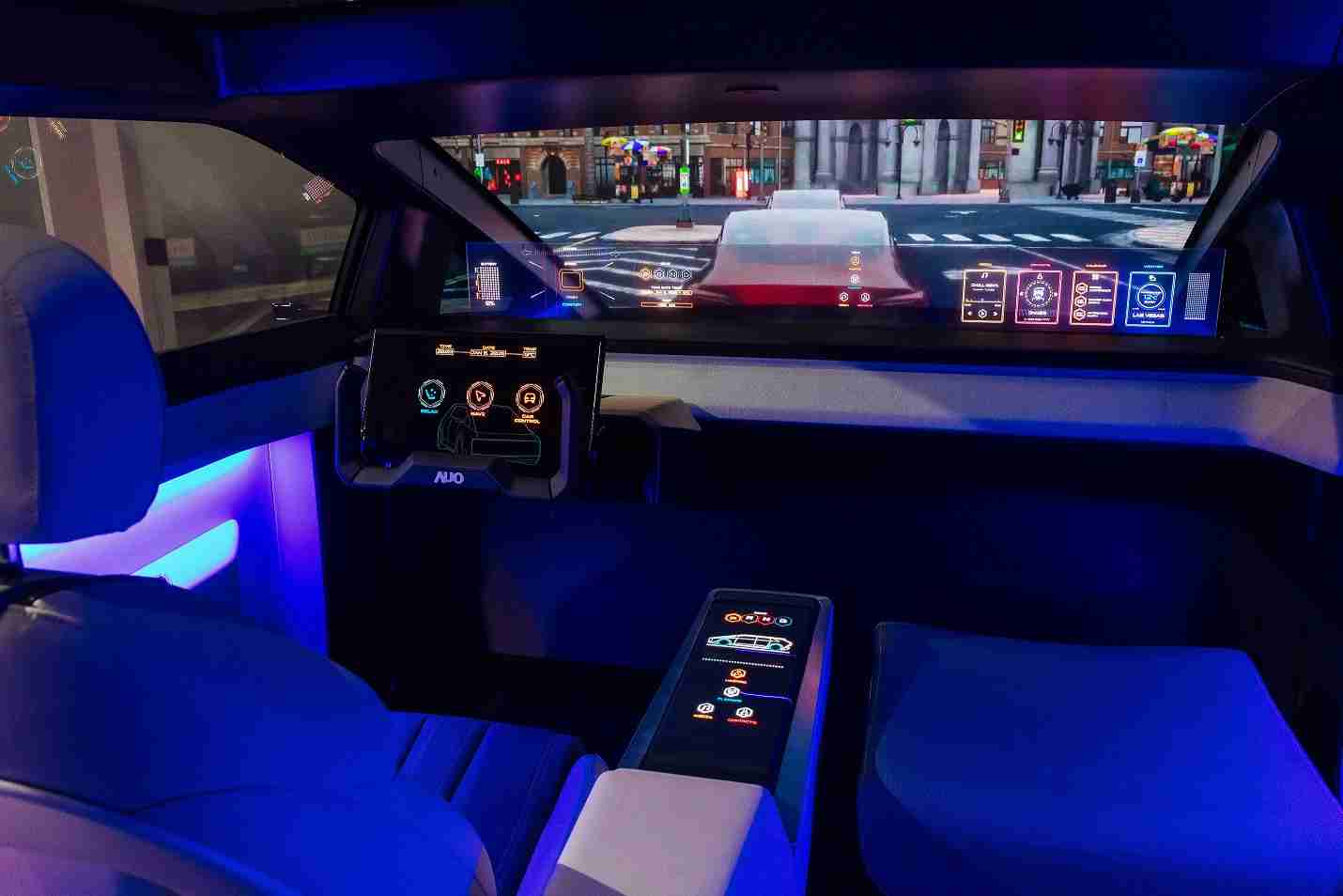 CG电子连续四年入围科睿唯安全球百大创新机构，，，，专利布局科技与绿色创新前沿。。。。图为CG电子发挥先进显示科技Micro LED多元尺寸与型态应用优势所打造之智能车舱；同时，，，CG电子已于全球累积取得4500件节能减碳相关的专利证书，，，当中2024年Micro LED年度获证量占比已超过8成